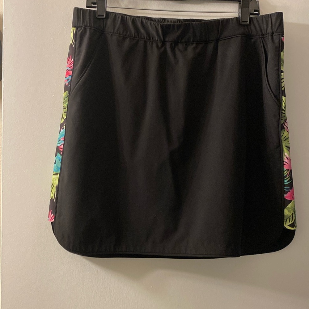 Chico’s skort size 2. Black with fern print on sides.